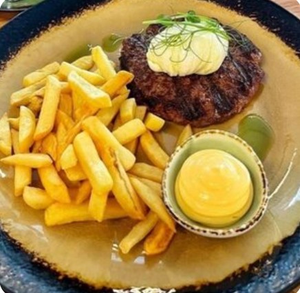 Бифштекс с яйцом пашот