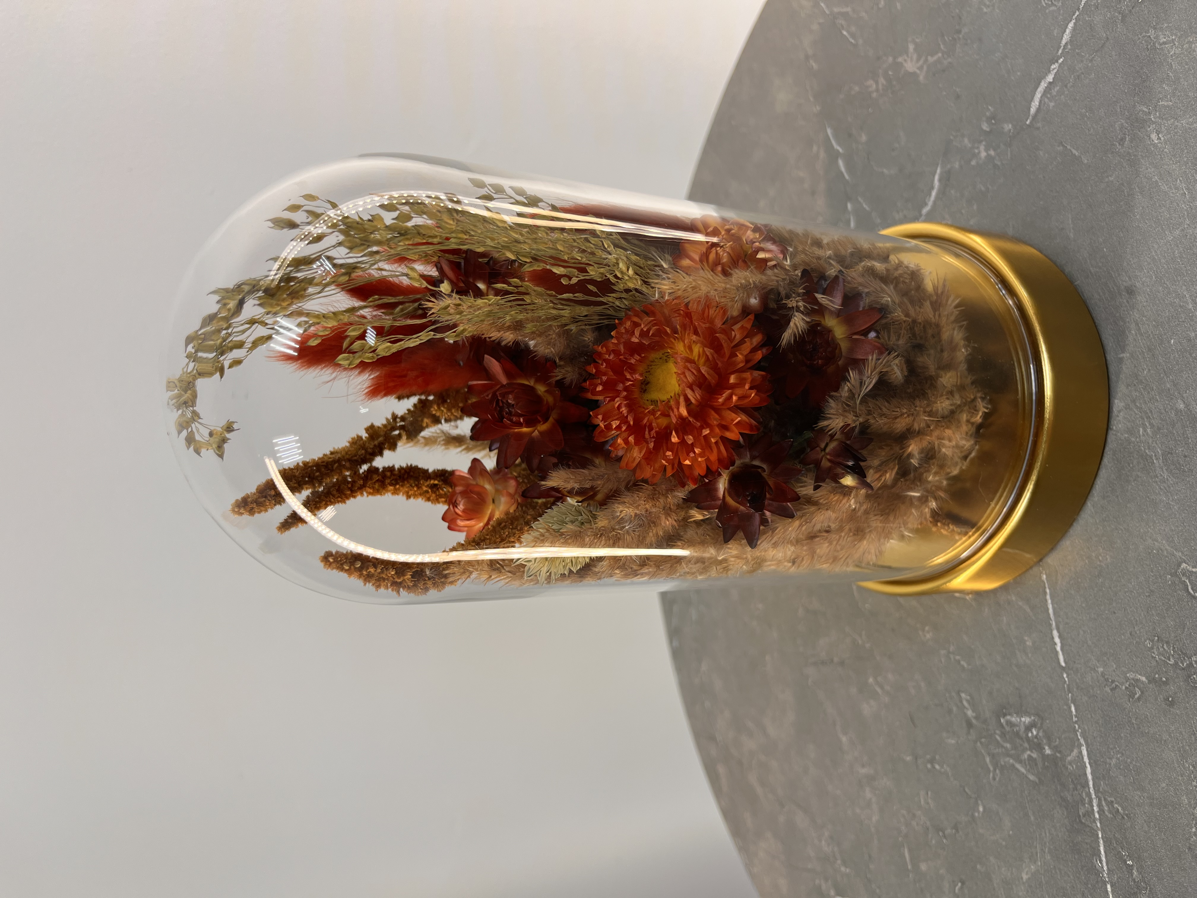 Клош с гелихризумом и сухоцветами 