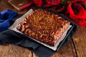 Пирог с творогом и вишней