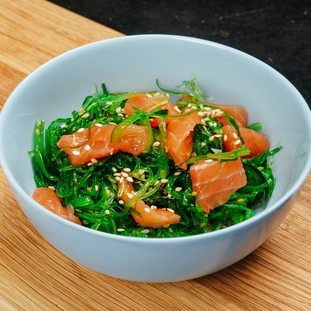 Салат Чука с ореховым соусом и лососем.