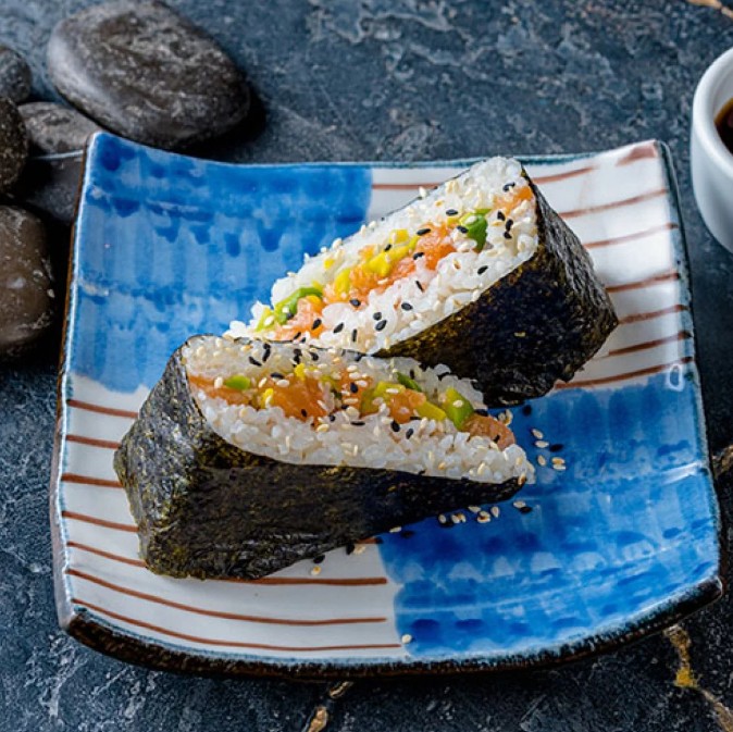 Онигири с лососем
