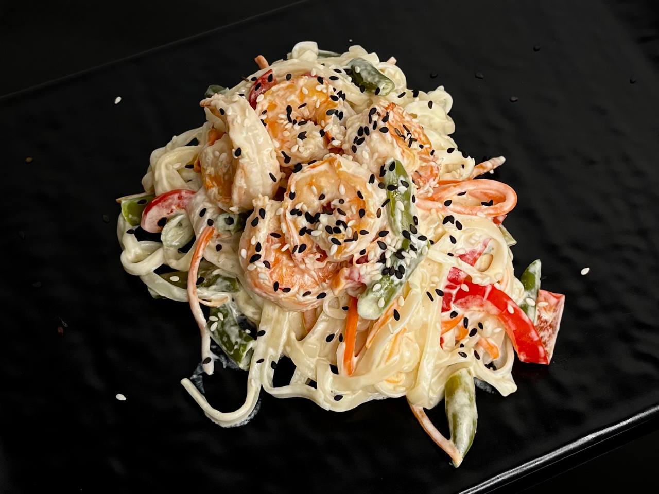 Лапша Wok с креветками в сливочном соусе