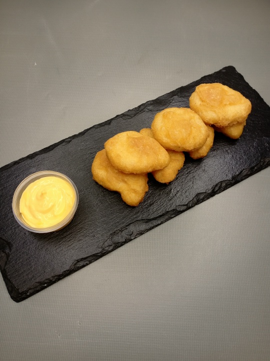 Наггетсы 7 шт с сырным соусом