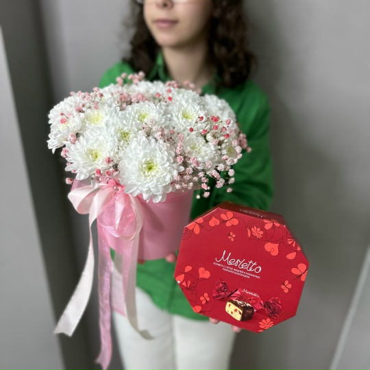 Цветы в коробке + конфеты