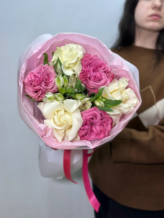 Букет с эквадорскими розами и альстромерией