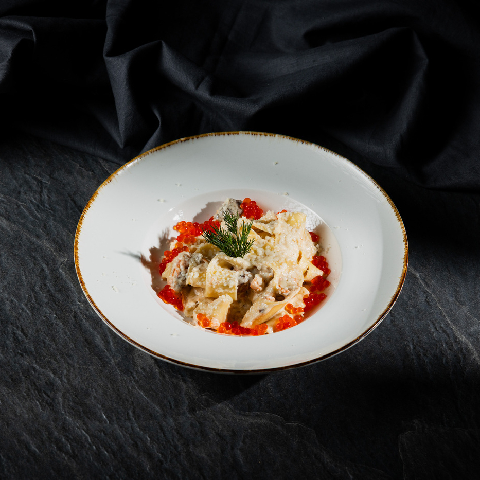 Паппарделле с лососем и икорным соусом