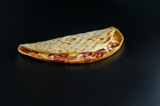 Закрытая пицца с колбасой