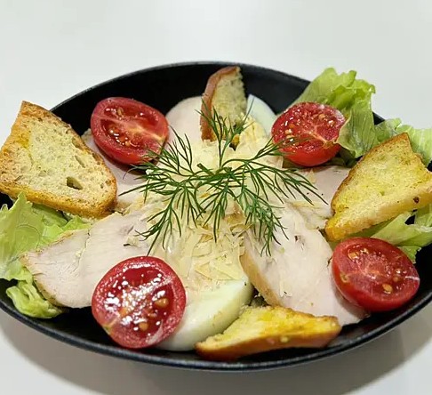 Салат Цезарь с курицей