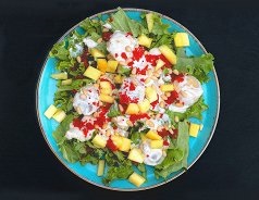 Теплый салат с гребешком и манго