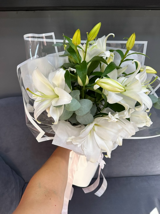 Красивый ароматный нежный букетик из лилий