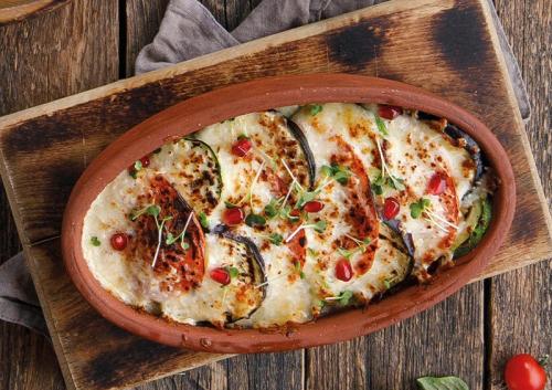 Запеченный сыр сулугуни с овощами