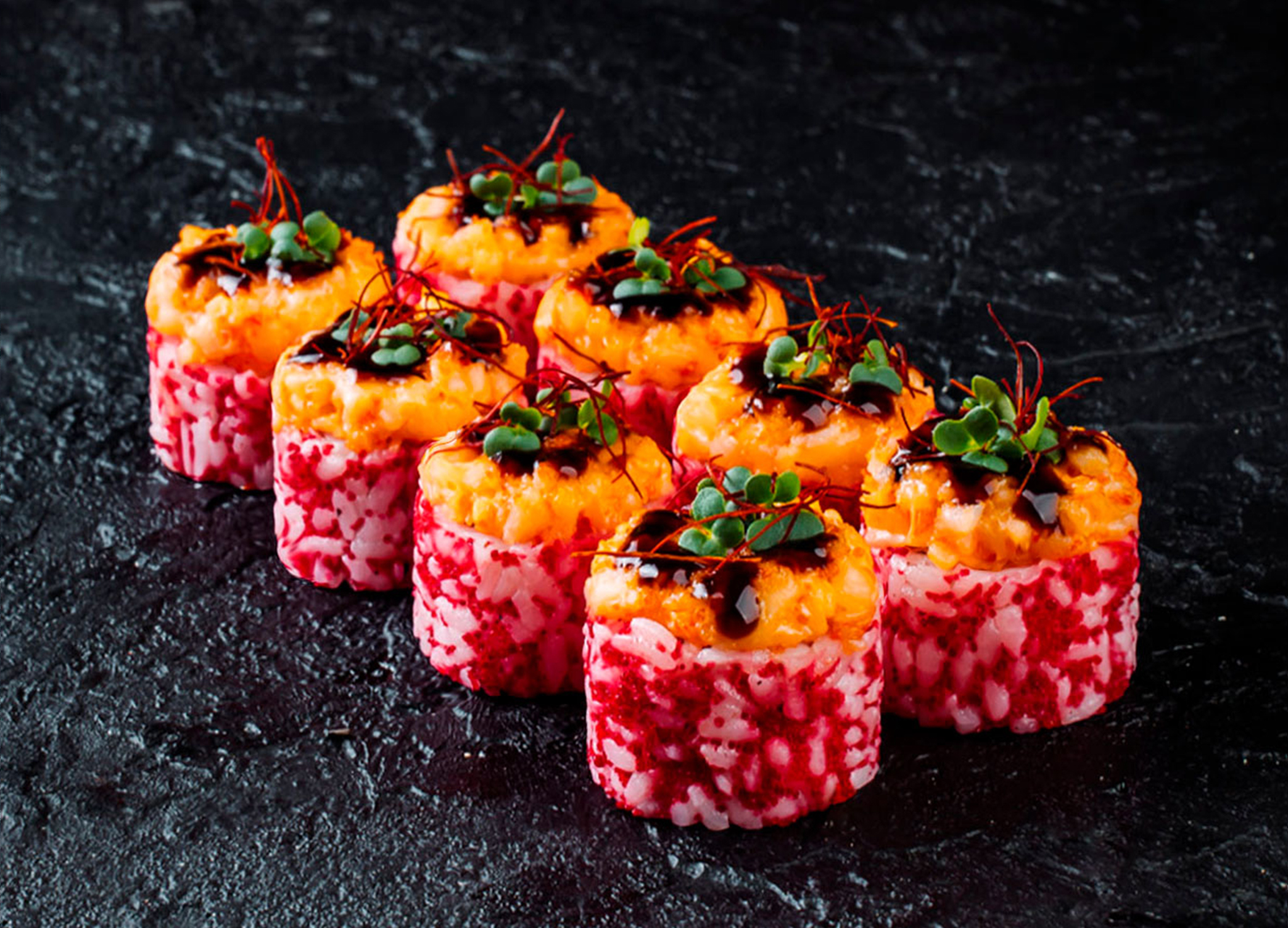 Запечённый ролл с тигровой креветкой и пармезаном