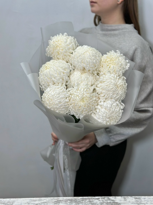 Монобукет из белых хризантем Бигуди