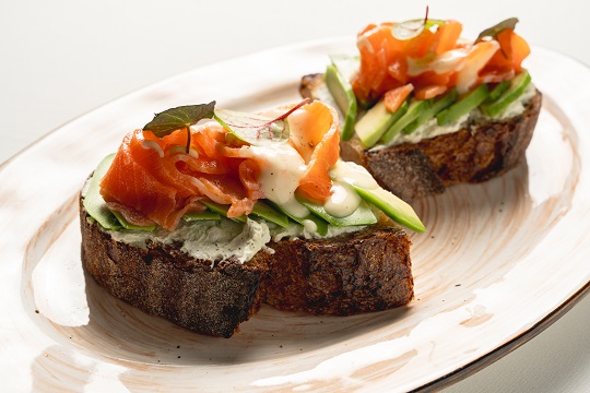 Брускетта с форелью, авокадо и кремом из сыра