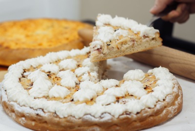Пирог творожный с яблоком и ананасом
