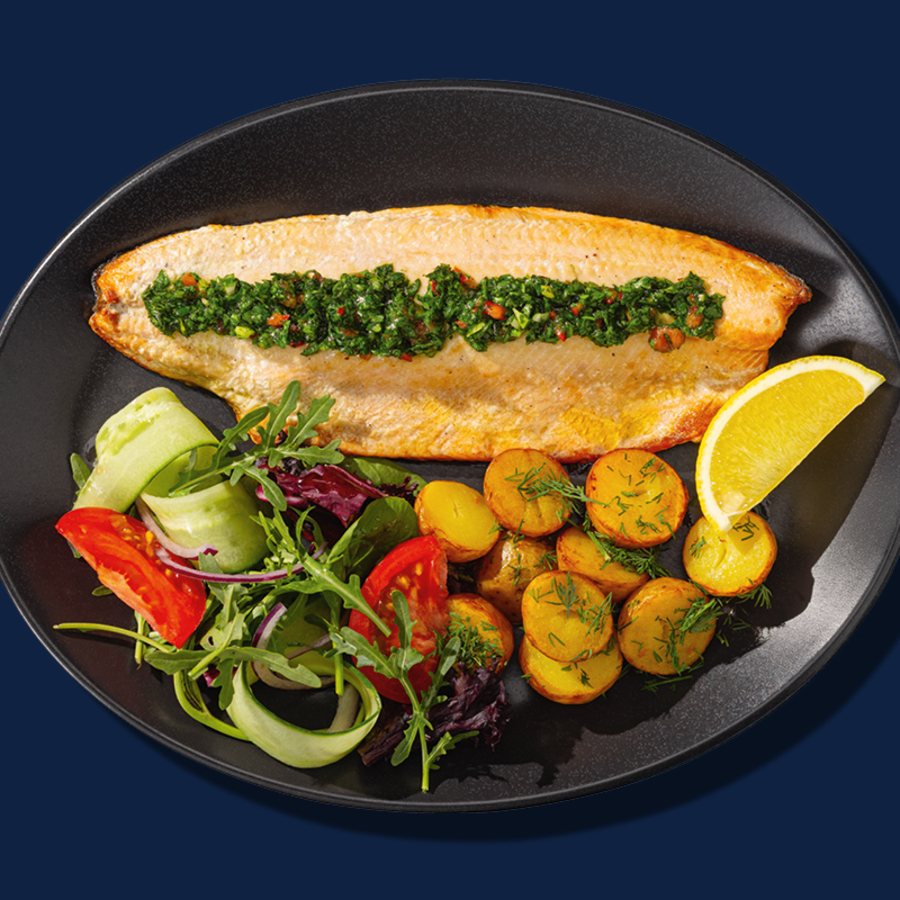 Филе горбуши с соусом чимичурри бэйби картофелем и салатом