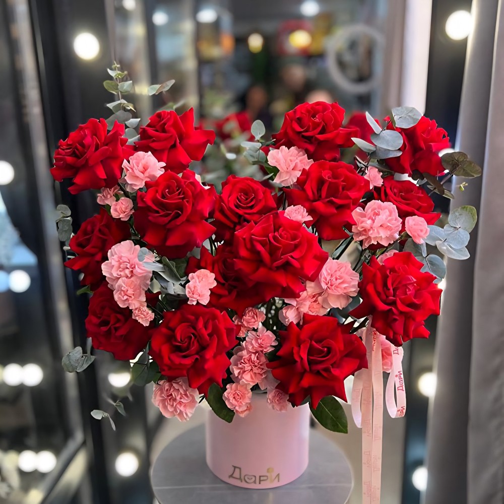 №134 Французкие розы с розовыми диантусами и эвкалиптом в коробочке XL