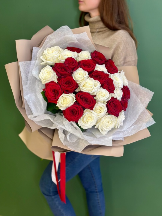 31 красно-белая роза