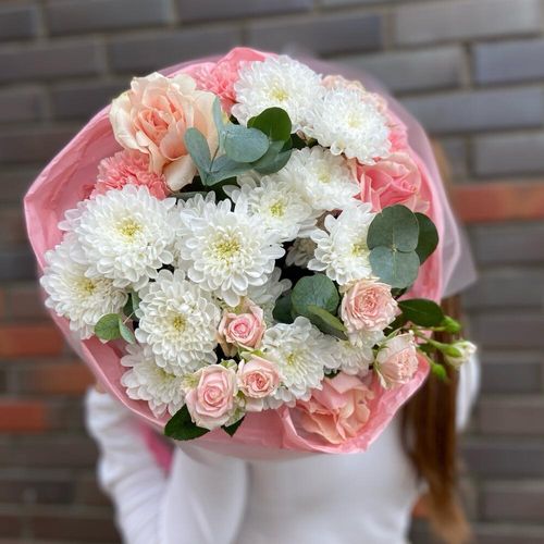 Букет с хризантемой , диантусами и розой