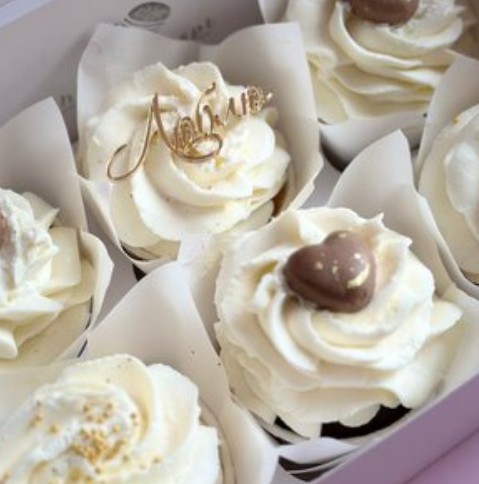 6 капкейков с Люблю с розовыми сердечками