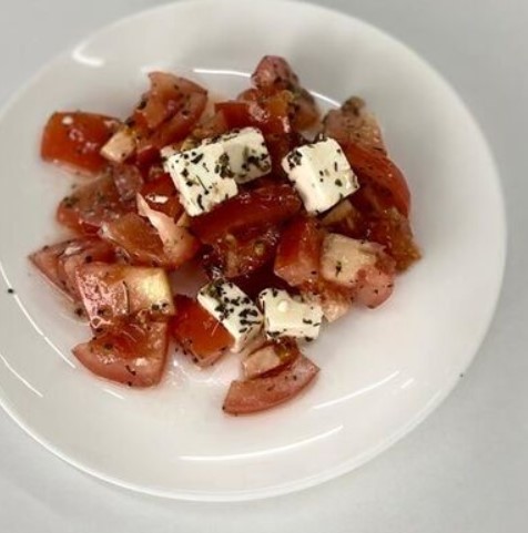 Салат с томатами и сыром фета