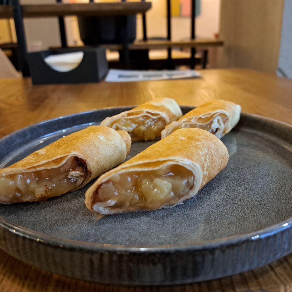 Блинчики с печёным яблоком и корицей