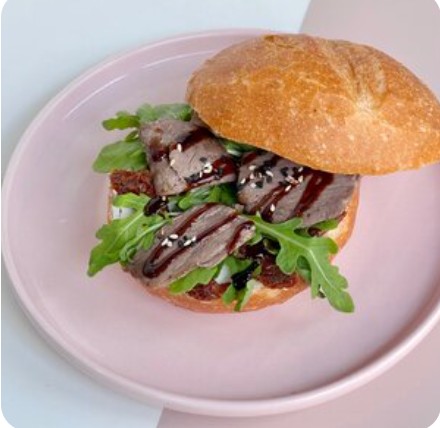 Австрийский завтрак с ростбифом и вялеными томатами