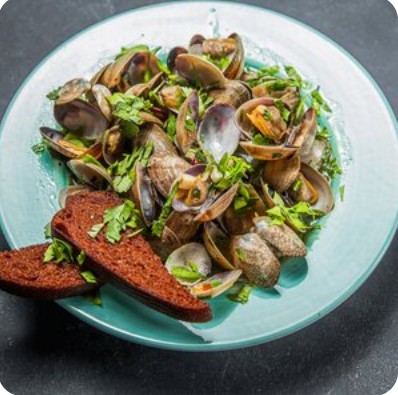 Мидии вонголе с чесноком и зеленью