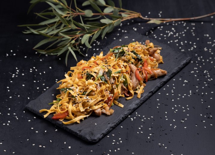 Яичная лапша с курицей и соусом хон син