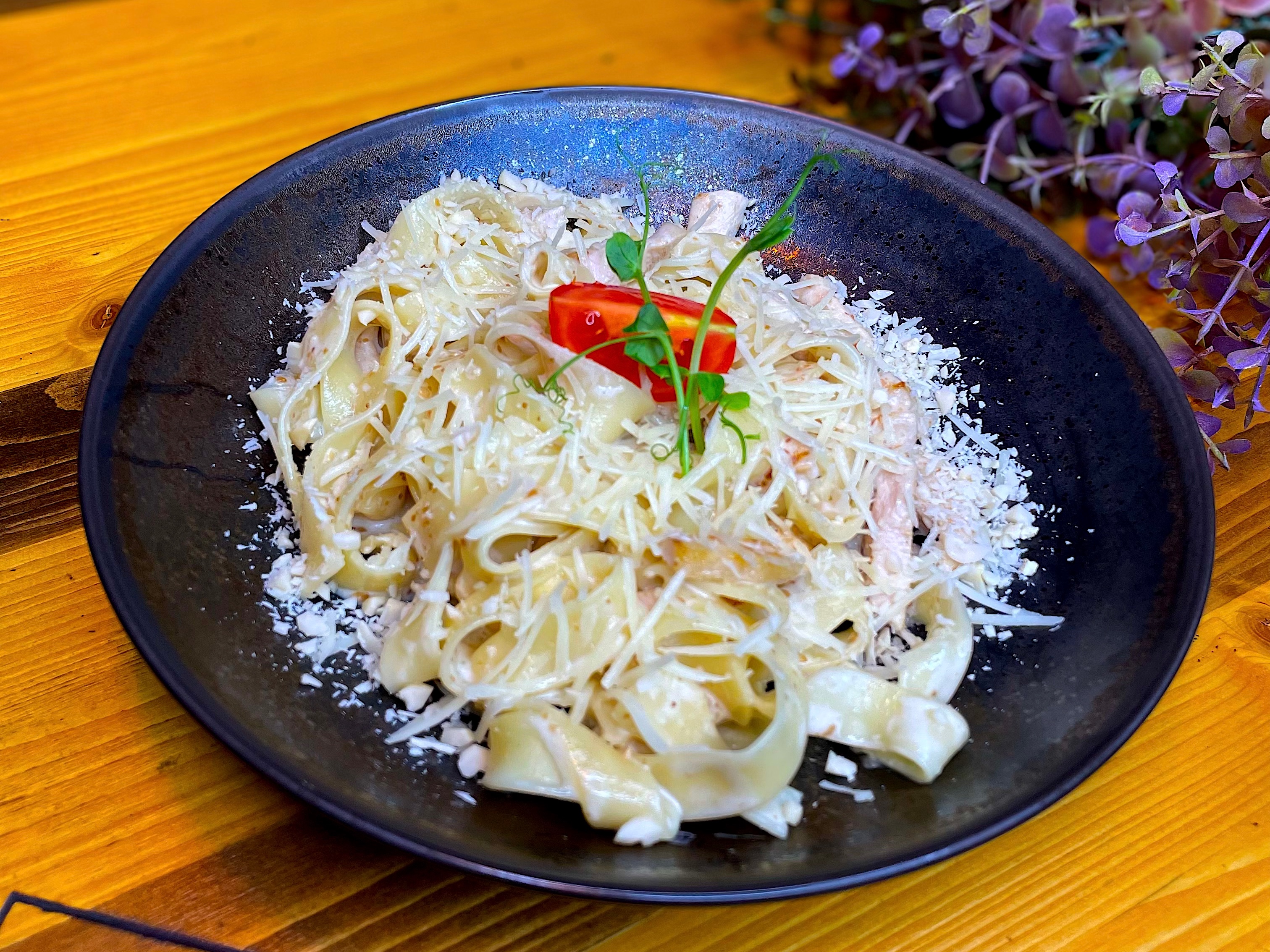 Паста с ветчиной и курицей
