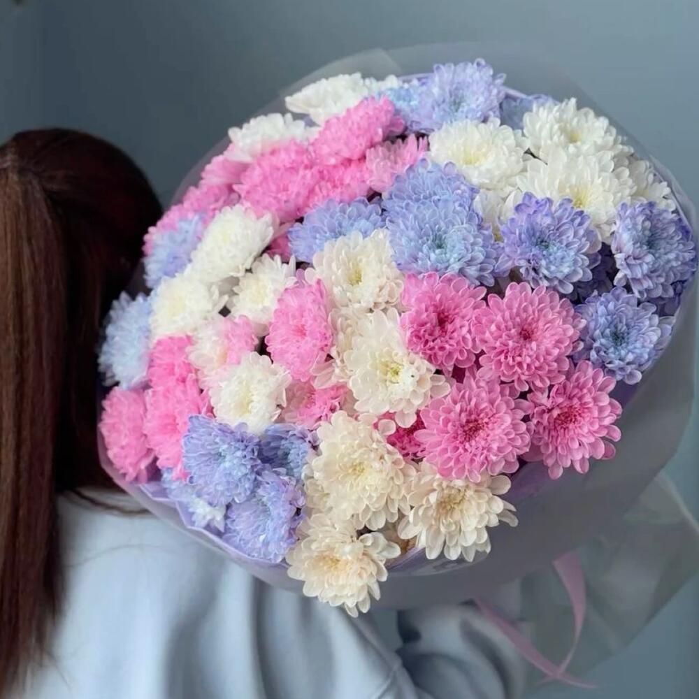 Букет из разноцветных кустовых хризантем