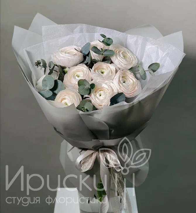 Нежный букет с ранункулюсами