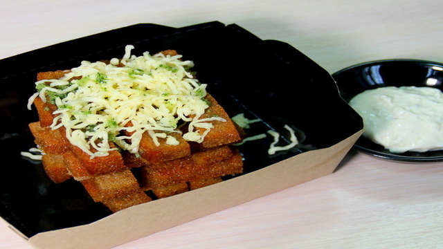 Гренки с сыром и чесночным соусом