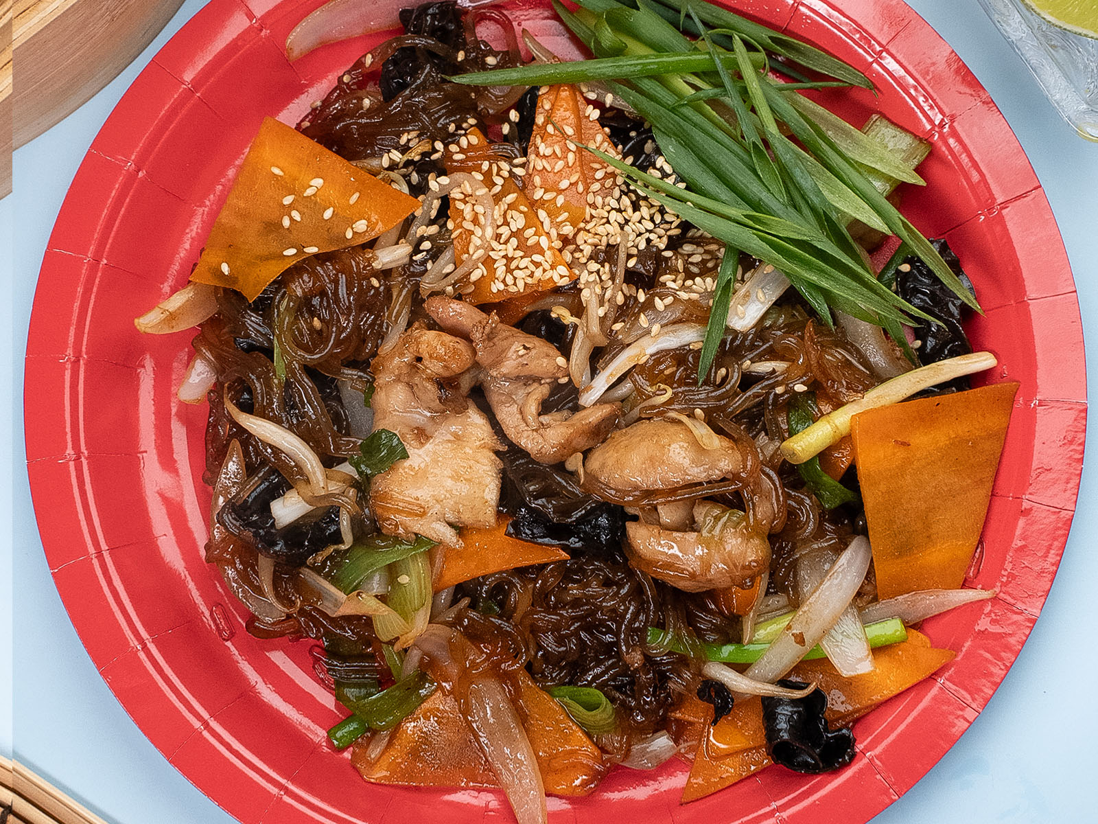 Лапша стеклянная с курицей и овощами