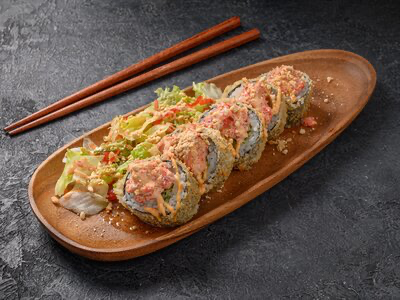 Ролл темпурный Туна с салатным миксом