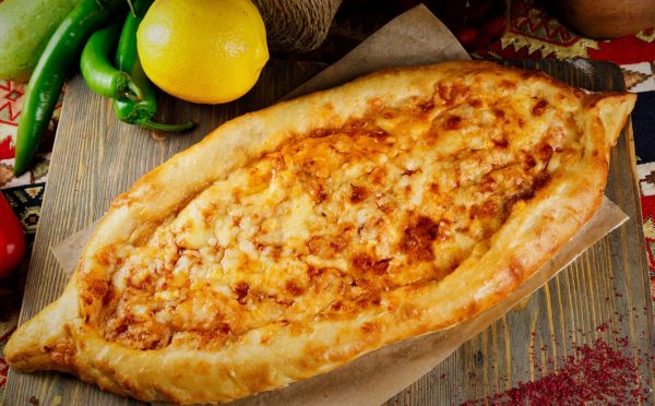 Пицца с мясом ягненка в томатном соусе