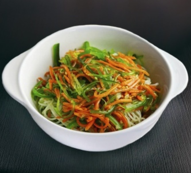 Салат с фунчозой и чукой