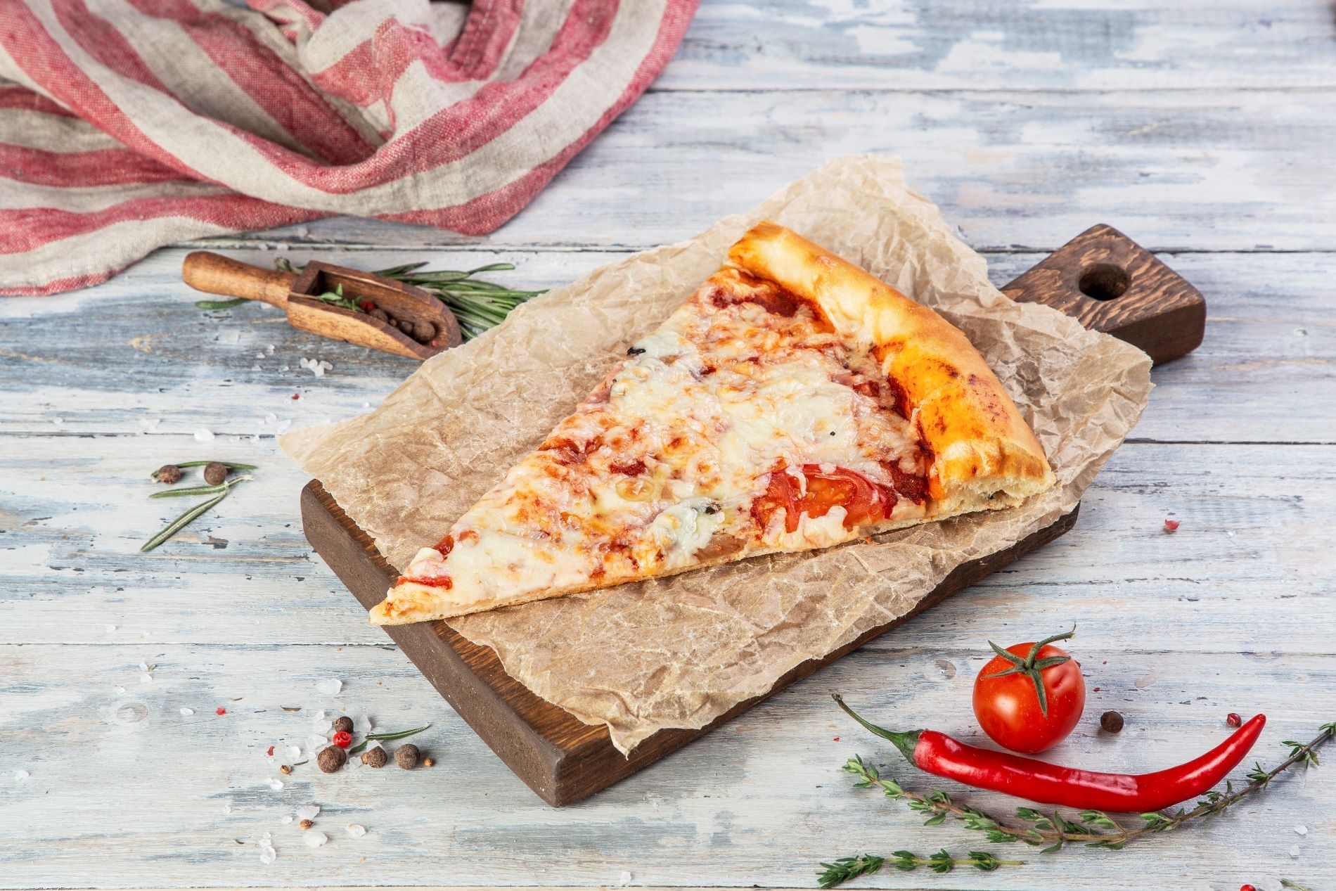 Пицца с ветчиной и грибами 1/8