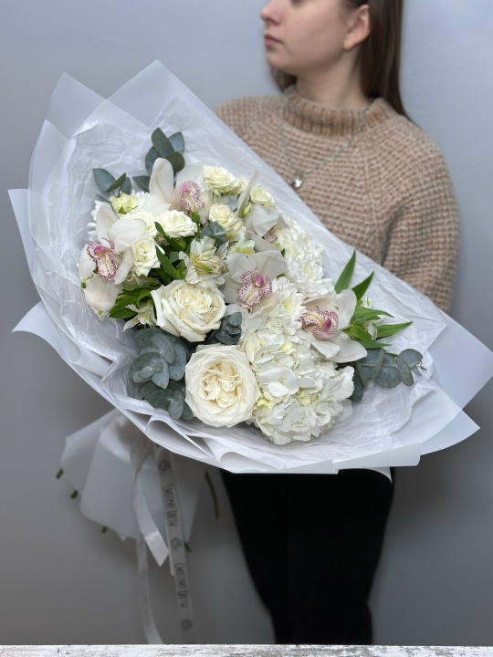 Букет с белыми орхидеями