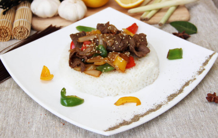 Рис с говядиной и луком в соусе «терияки»