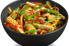 Лапша пшеничная с курицей и овощами