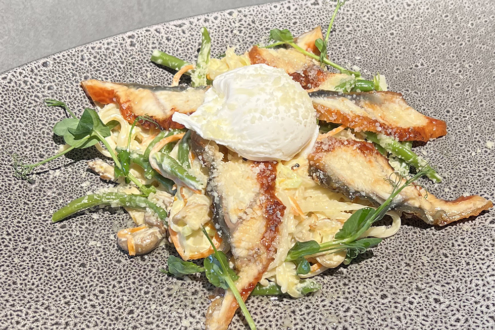 Филе копченого угря с лапшой Удон