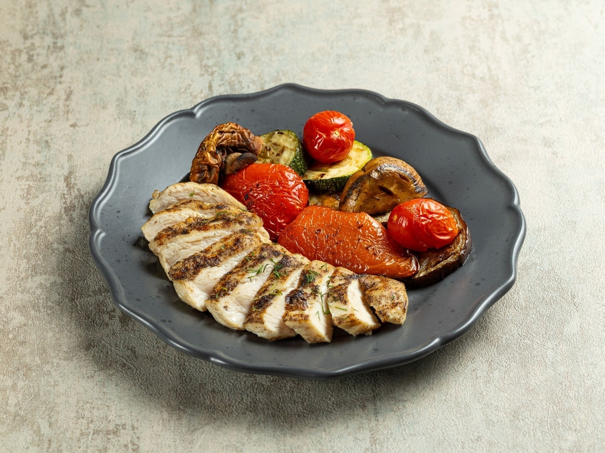 Куриная грудка на гриле с овощами