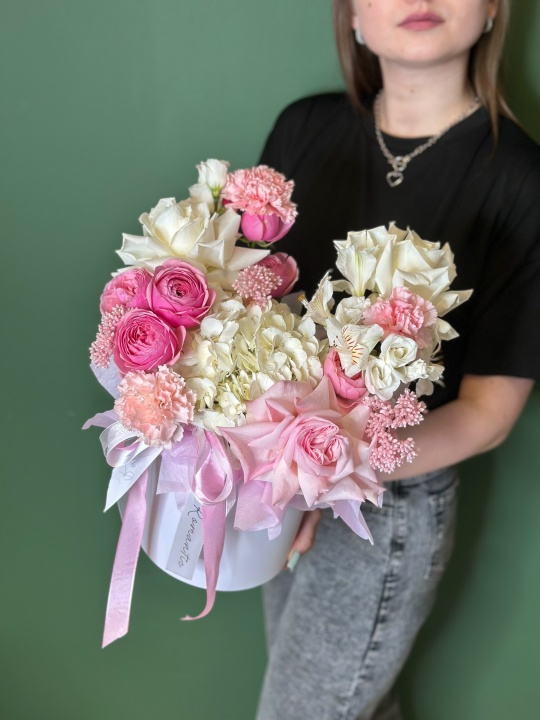 Коробка с белой гортензией ,французскими розами,пионовидными кустовыми розами