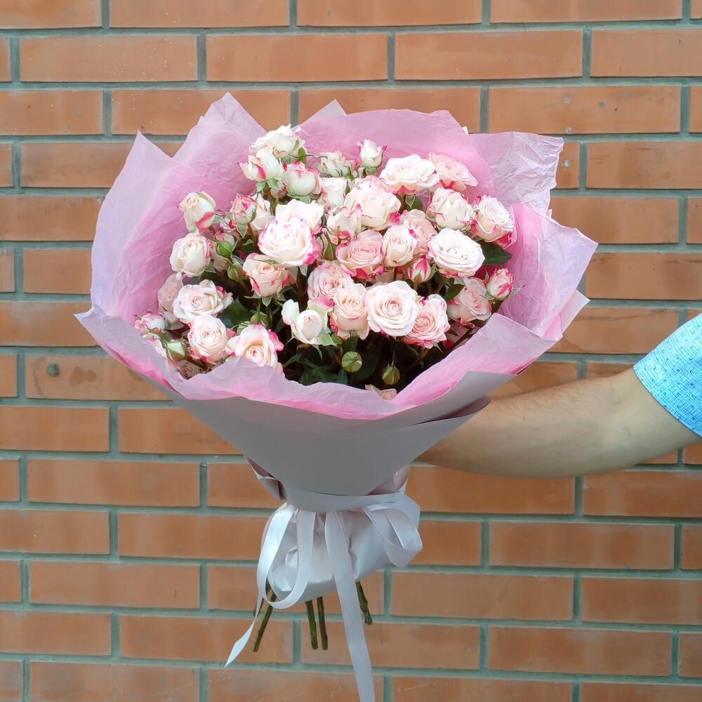 Букет из 9 кустовых роз в оформлении