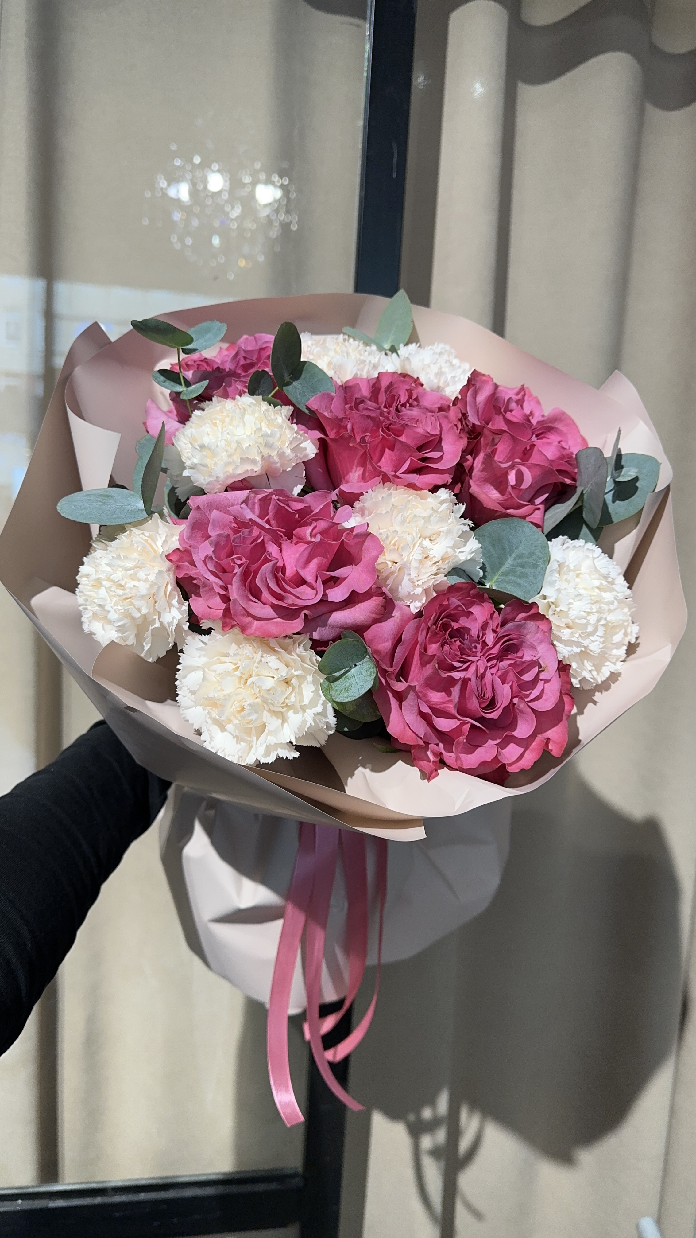 Букет пионовидных роз и диантусы 