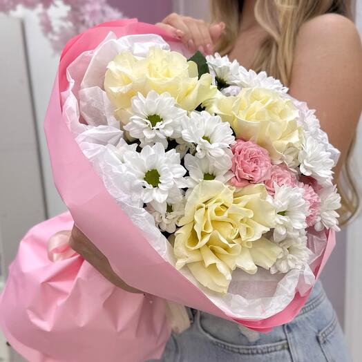 Букет с хризантемой и ажурными розами в авторской упаковке