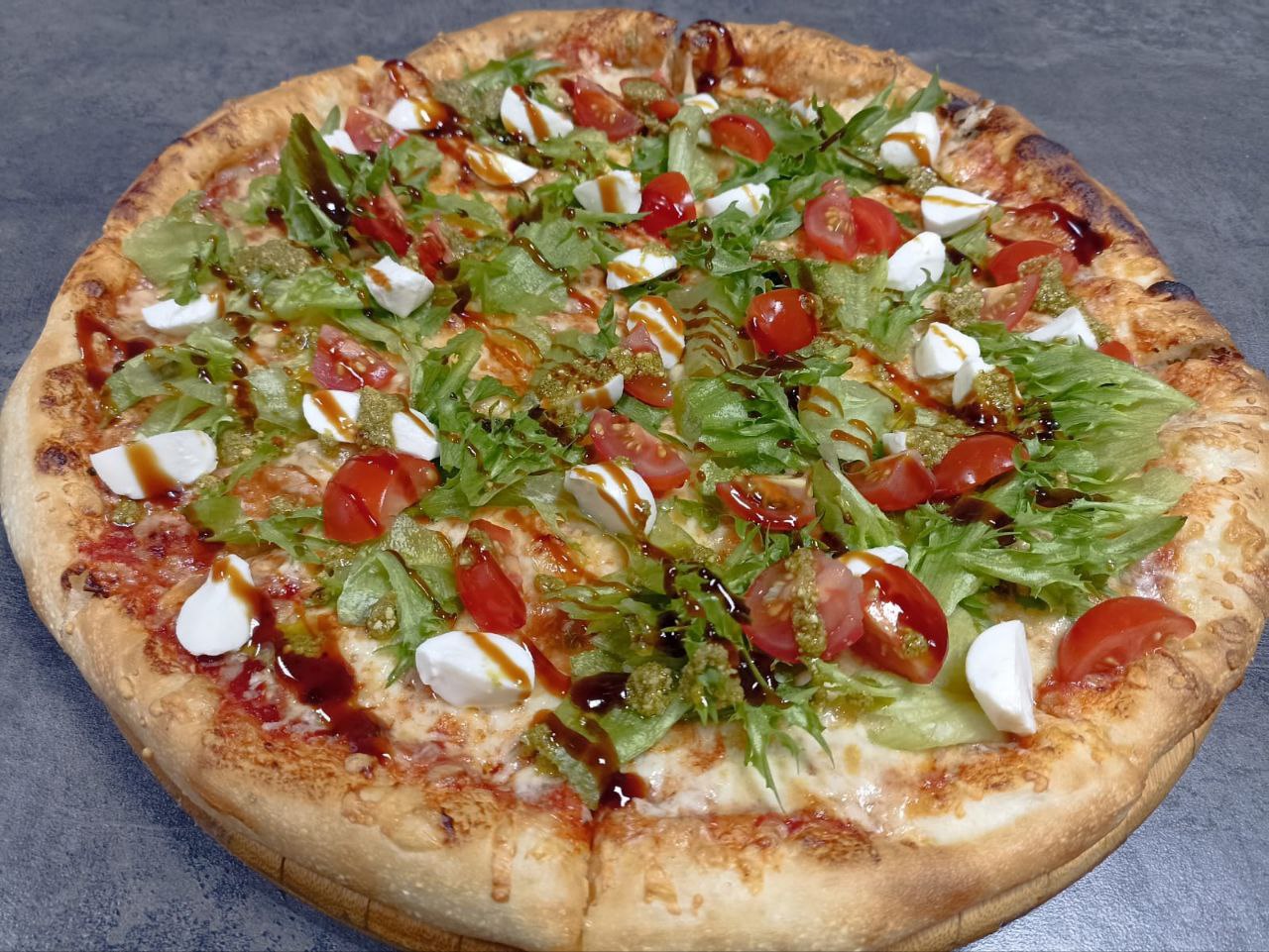 Капрезе с сочной курочкой и соусом песто