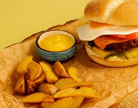 Биг бургер с яйцом, картоф.по-деревенски, соус