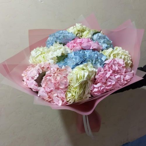 Весенний букет гортензий